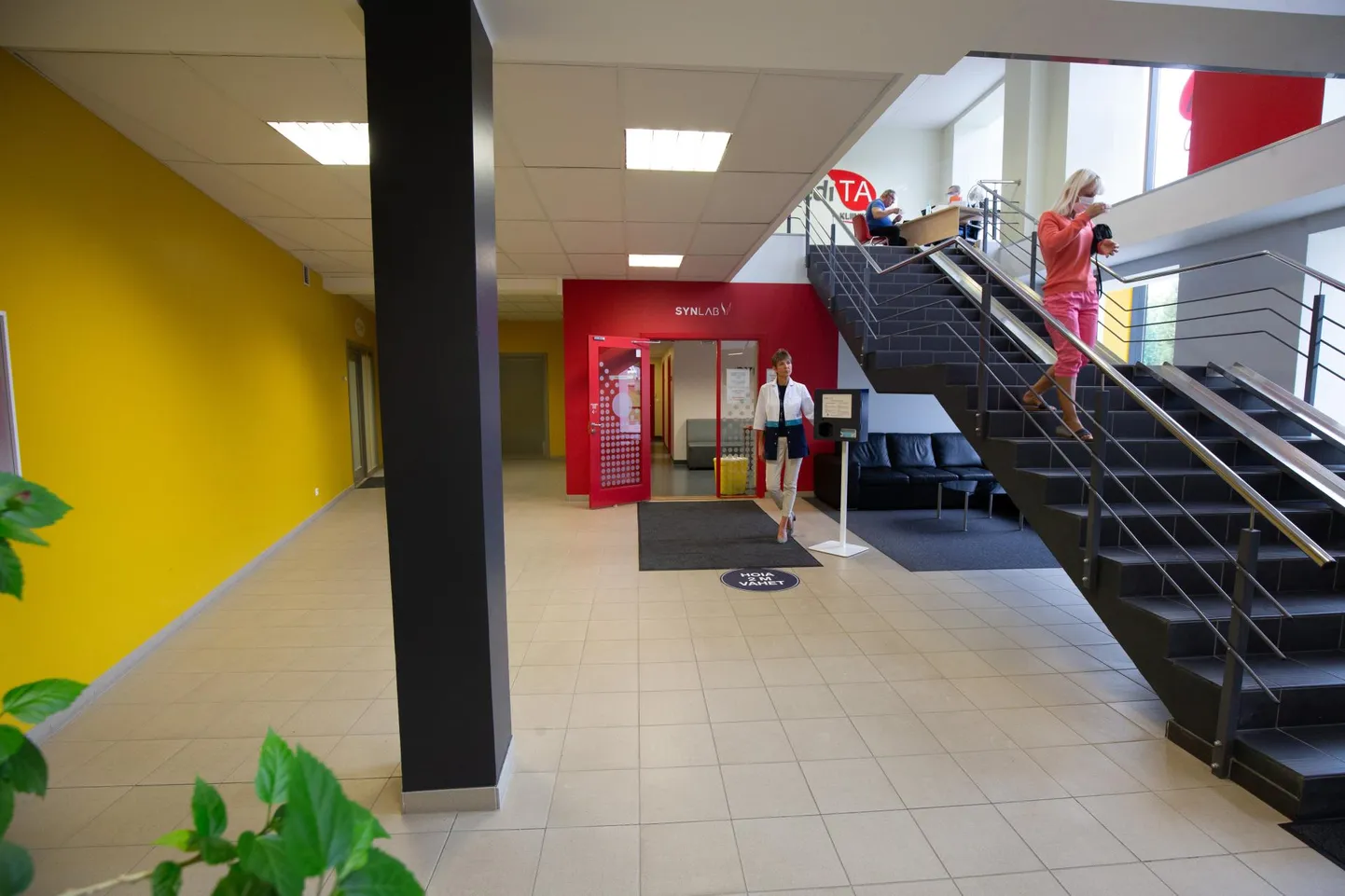 Eile ennelõunal oli Teguri tänava Synlabi ukse esine inimestest peaaegu tühi. Samas tunnistas laboriarst Anneli Raave-Sepp (vasakul), et veidi varem oli seal korraga 15 prooviandjat.