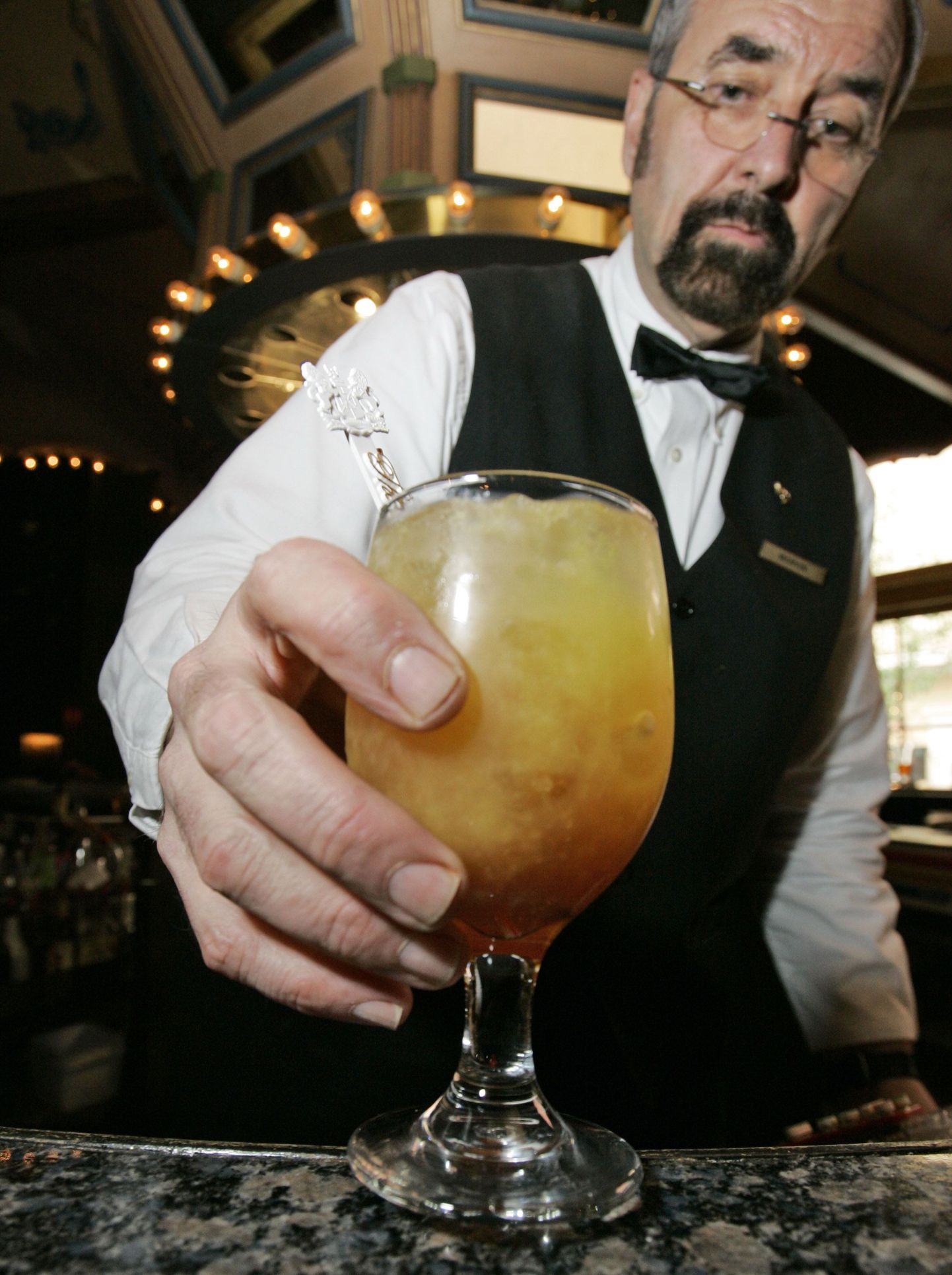 Baarman serveerib jooki, foto on illustratiivne.