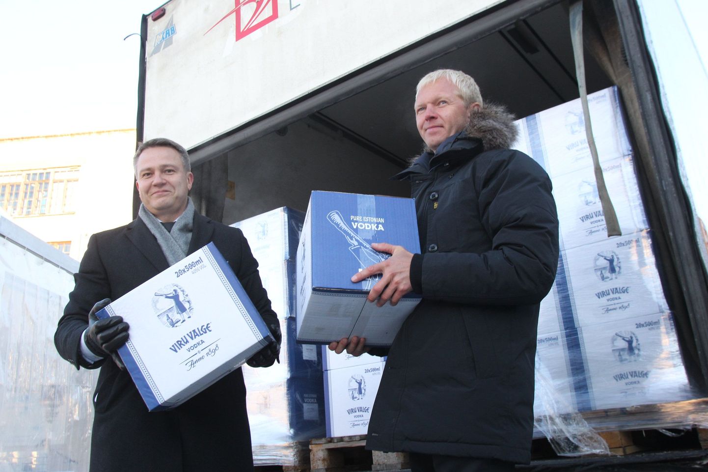 Liviko juhataja Janek Kalvi (vasakul) plaani kohaselt hakkab ettevõte tuleval aastal viina Lätist müüma.