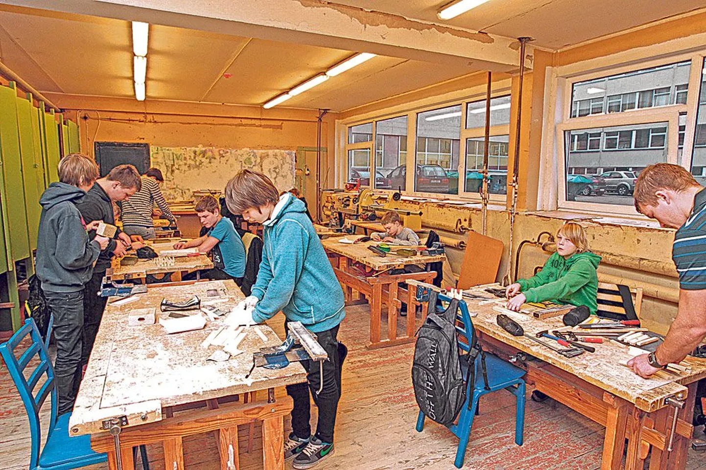 Descartes’i lütseumi soklikorrusel asuvas tööõpetuse klassis valmistasid eile puuviljavaagnat 7.a ja 7.b klassi poisid. Uuel õppeaastal pole seal enam katkise krohviga seinu, sest remondi käigus saab ka see ruum lõpuks 21. sajandile vastava väljanägemise.