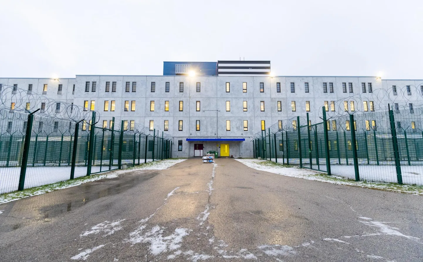 Tartu vangla. Paremal ja vasakul on vangide jalutusalad.