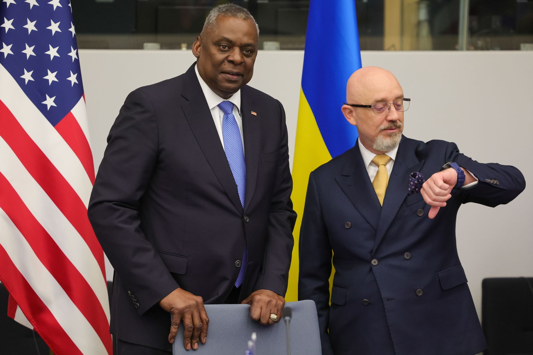 USA kaitseminister Lloyd J. Austin ja Ukraina kaitseinister Oleksi Reznikov NATO kohtumisel Brüsselis.
