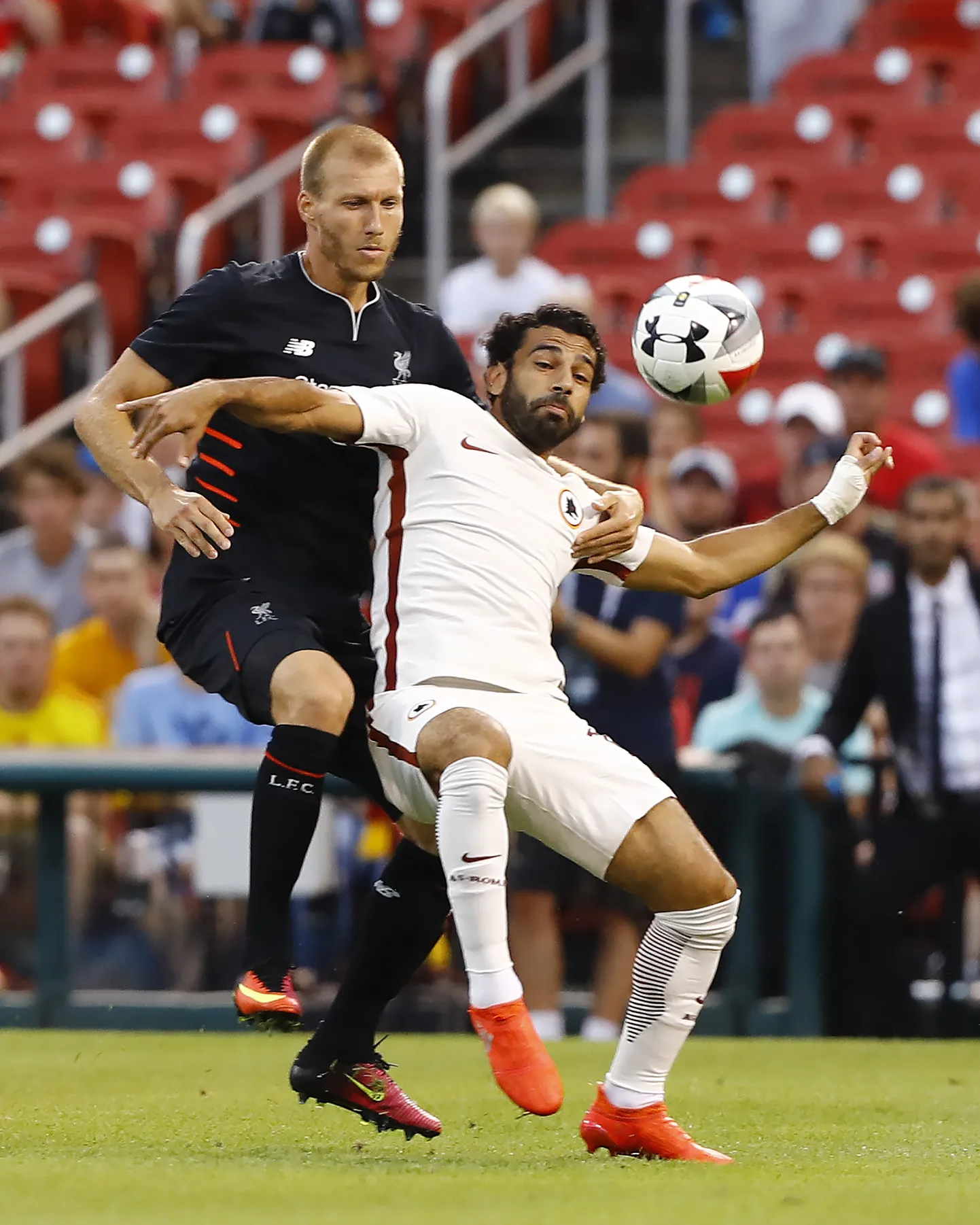 Ragnar Klavan Liverpooli ja Mohamed Salah AS Roma eest 2016. aastal mängimas.