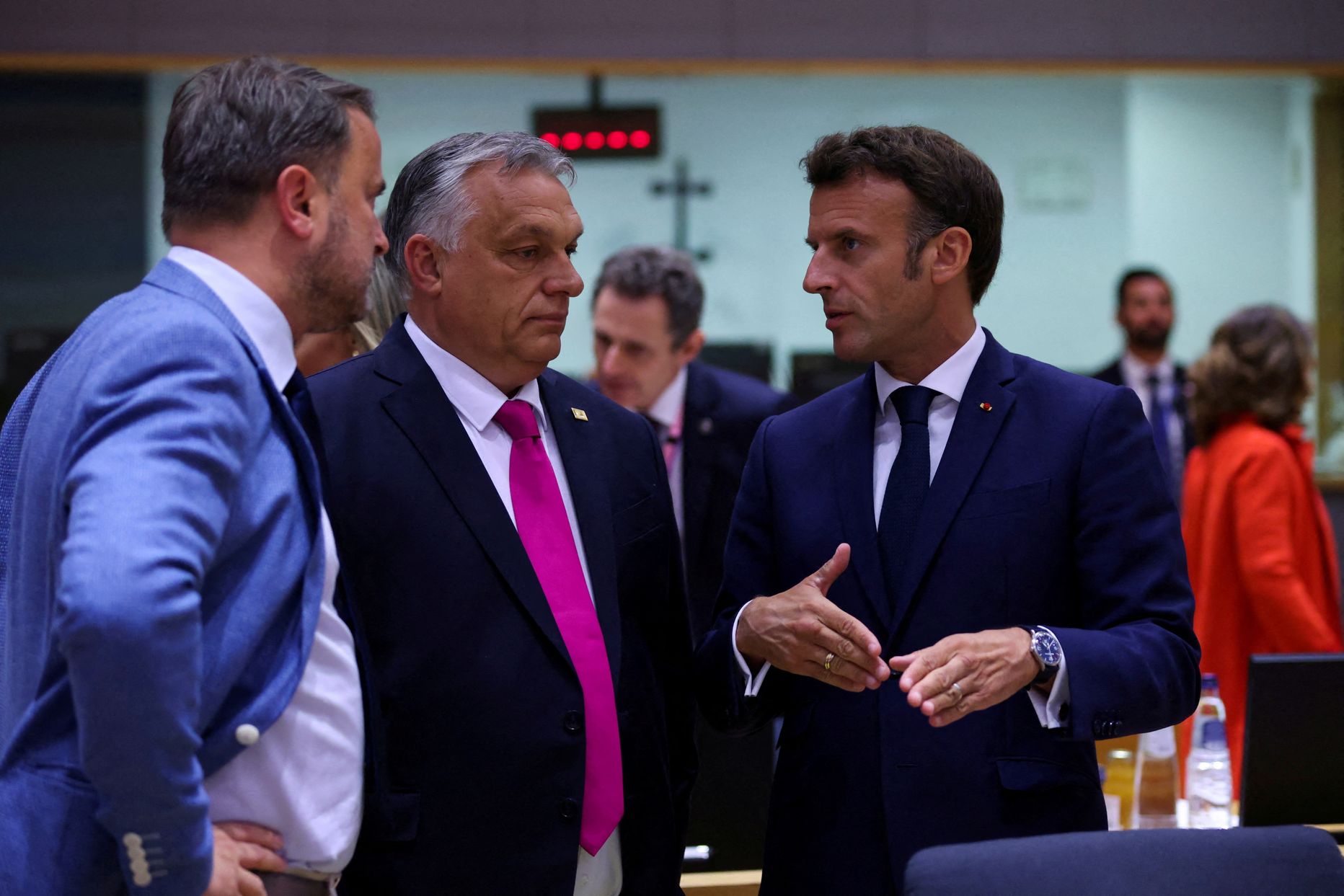 Lõpuks läbi kompromisside sanktsioonidega nõustunud Ungari peaminister Viktor Orbán koos Prantsusmaa presidendi Emmanuel Macroni ja Luksemburgi peaministri Xavier Betteliga.