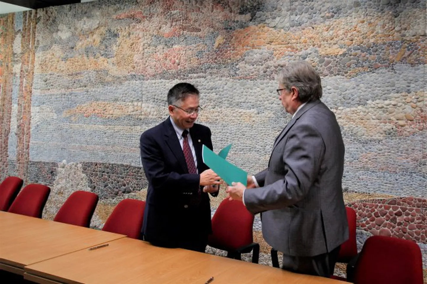 National Central University president Jing-Yang Jou (vasakul) ja Eesti Maaülikooli rektor Mait Klaassen.