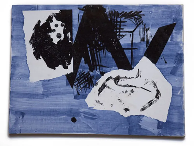 Niks Mauss (Nick Mauss). Bez nosaukuma. Glazēta keramika. 27.94 x 38.1 cm. 2011