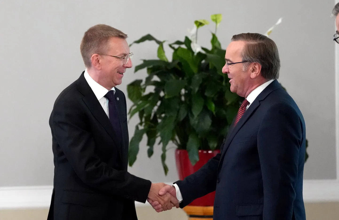 Valsts prezidents Edgars Rinkēvičs (no kreisās) un Vācijas aizsardzības ministrs Boriss Pistoriuss tikšanās laikā Rīgas pilī.