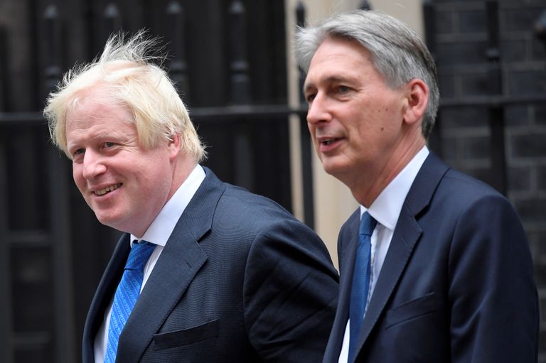 Boris Johnson (vasakul) ja Philip Hammond 2017. aastal. Mõlemad olid ametis Theresa May valitsuses, kuid nüüd on Hammondist saanud Johnsoni Brexiti-plaanide tõsine vastane. 