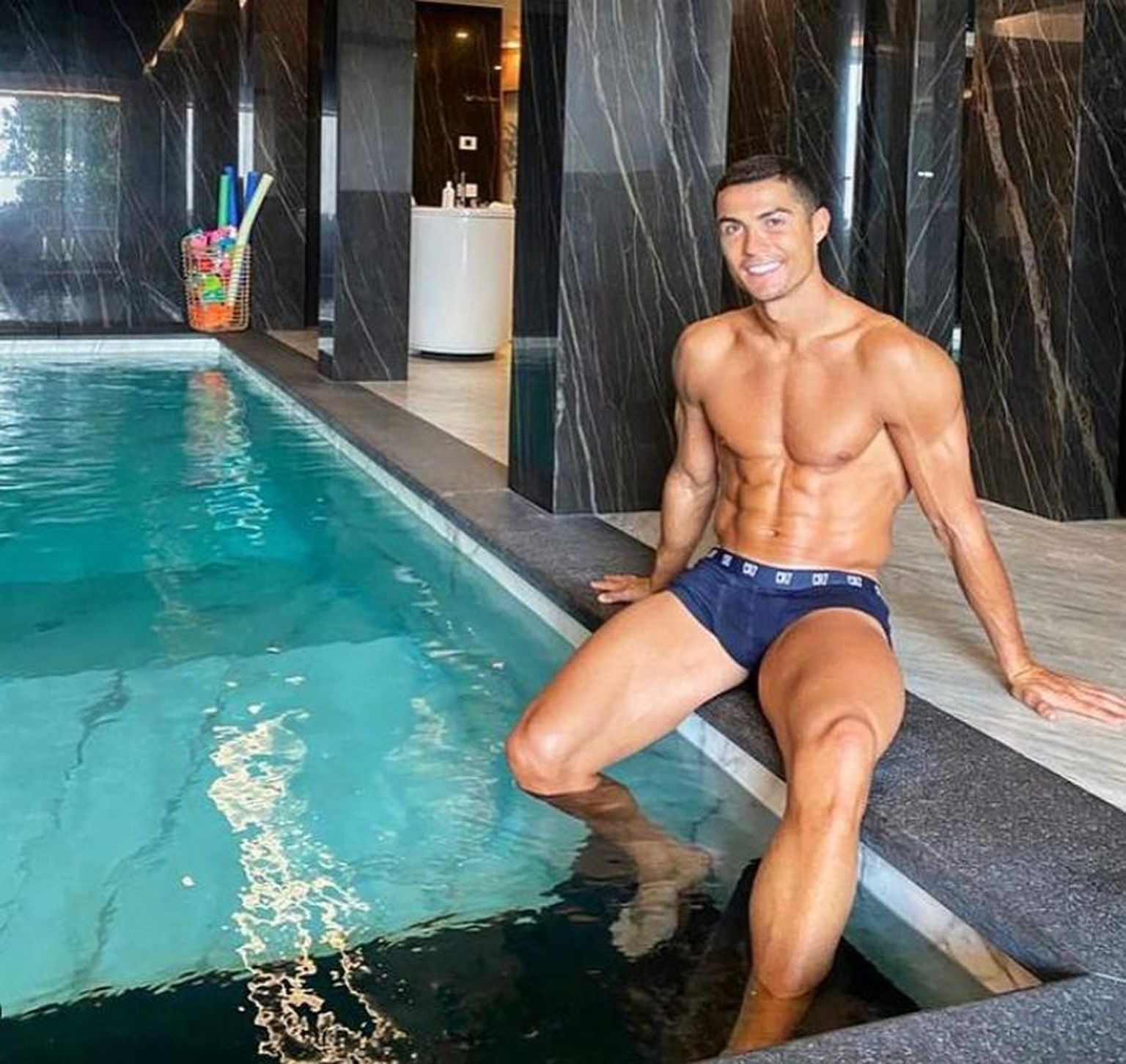 Viimaste kuude üks kõnekamaid pilte: «koroonahaige» jalgpallur Cristiano Ronaldo.