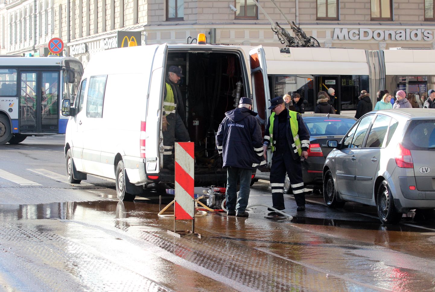"Rīgas ūdens" hidrantu brigāde strādā Marijas ielā, kur ūdensvada bojājuma dēļ applūdusi brauktuve.