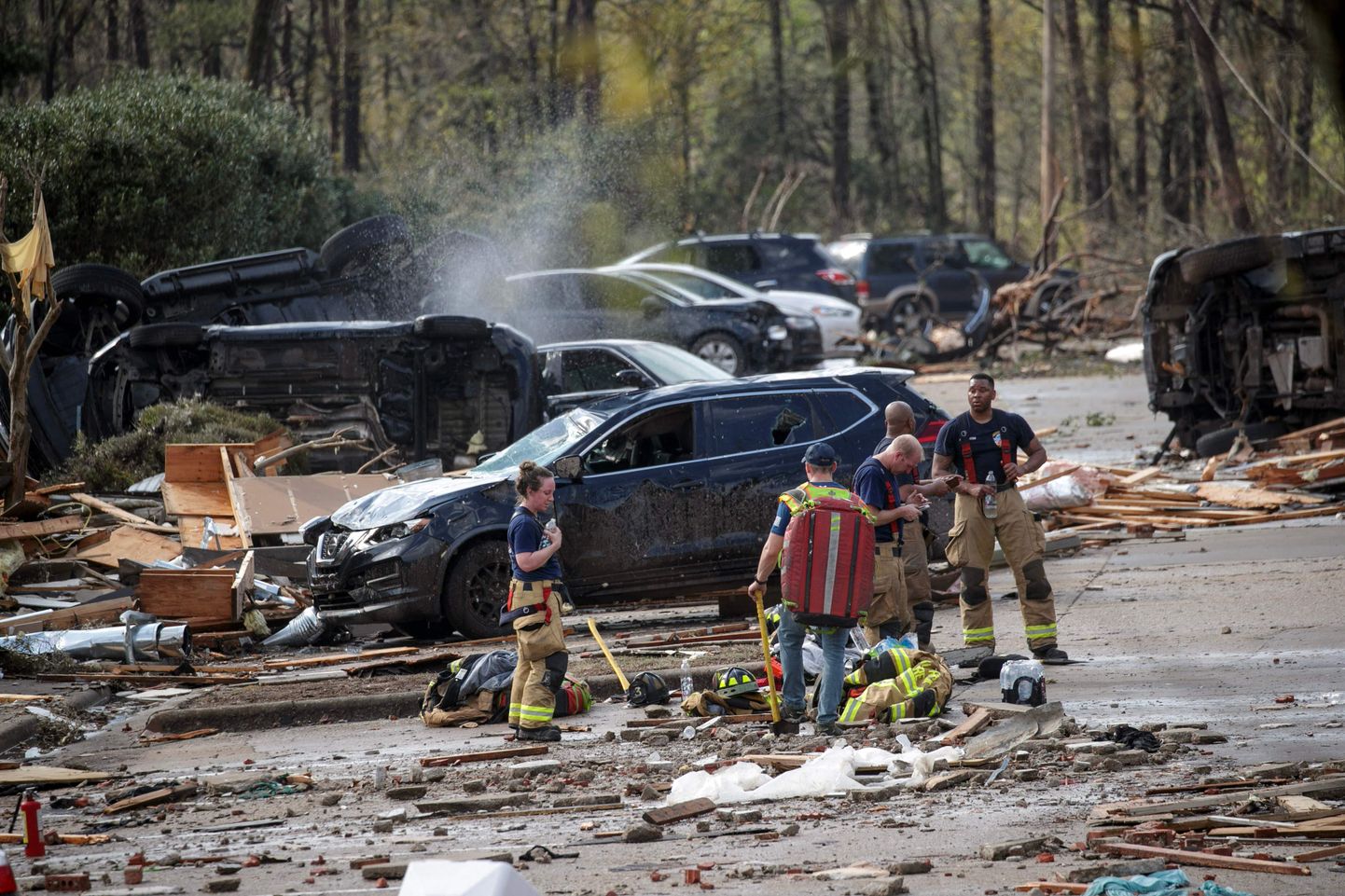 Päästeteenistujad Arkansas' osariigis tornaadode järel. 31. märts 2023.