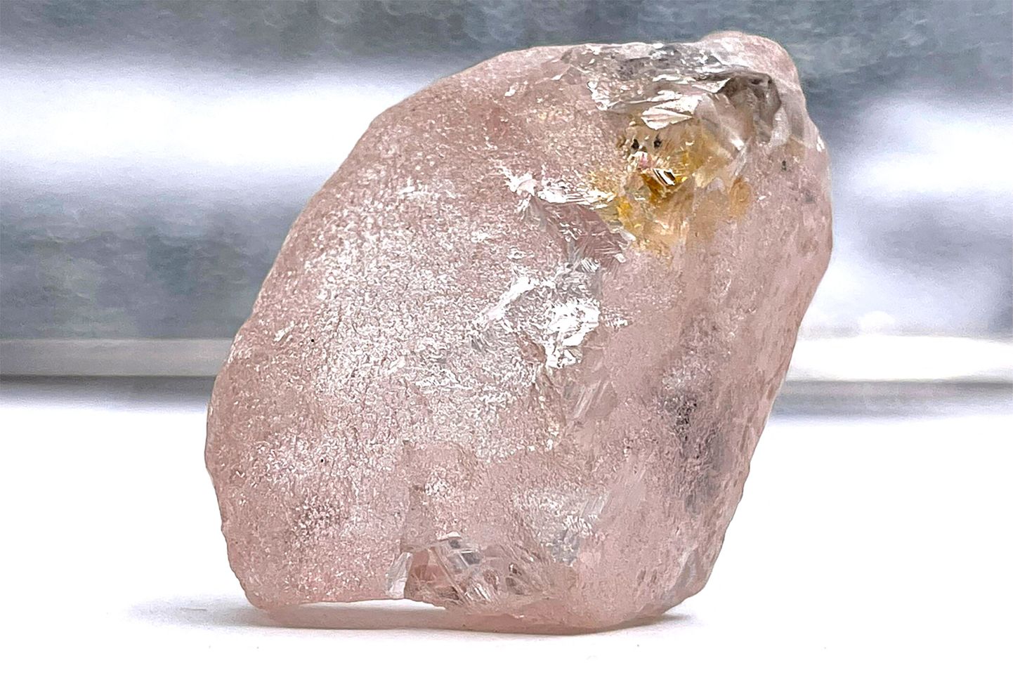 Angolast leitud Lulo Rose'iks (Lulo Roos) nimetatud 170-karaadine roosa teemant.