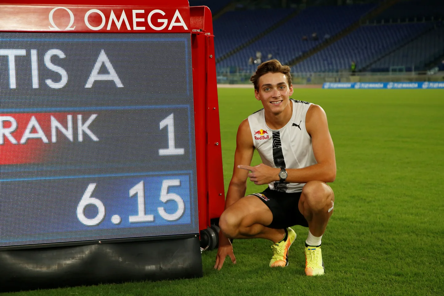 Armands Duplantis poseerimas Rooma olümpiastaadionil tabloo kõrval, millel tema püstitatud uus maailmarekord - 6.15.