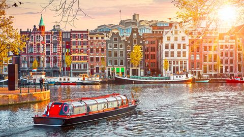 VÕITLUS ÜLETURISMIGA ⟩ Amsterdam keelab kruiisilaevade sisenemise