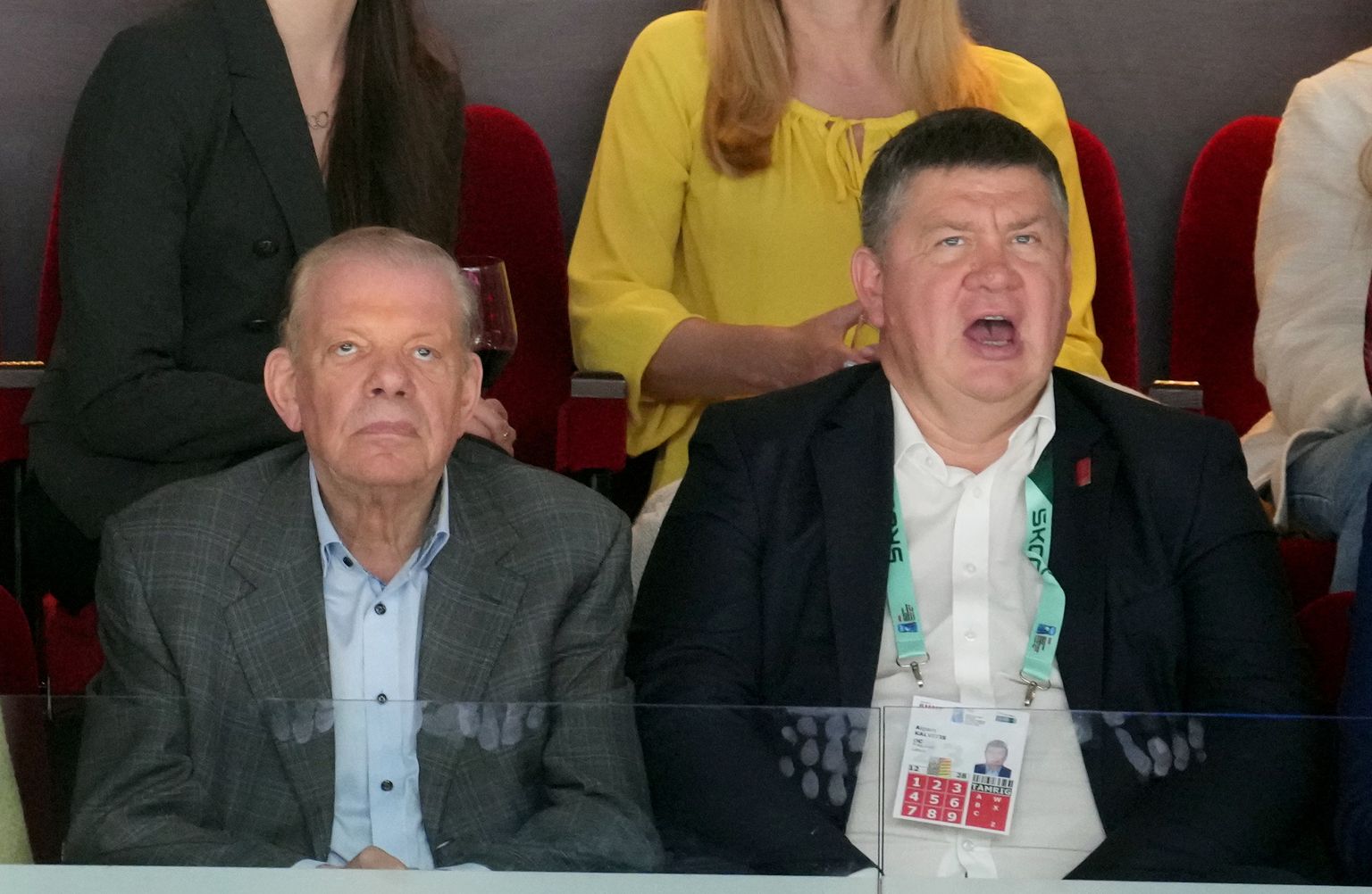 AS "Grindeks" padomes priekšsēdētājs Kirovs Lipmans (no kreisās) un Latvijas hokeja federācijas prezidents Aigars Kalvītis