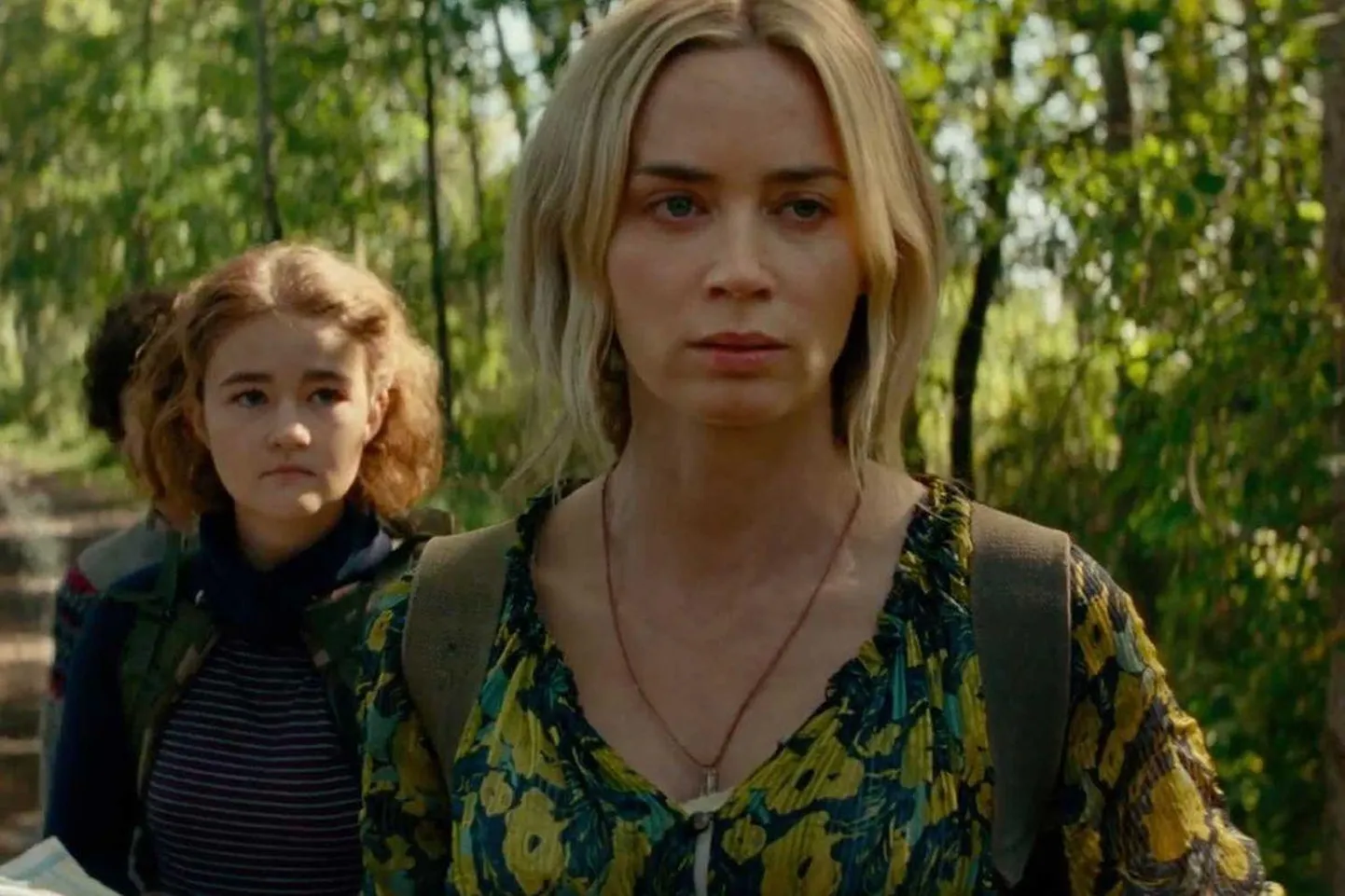 John Krasinski originaalses õudusfilmis «Kena vaikne kohake 2» teevad kõige meeldejäävamad rollid Emily Blunt (esiplaanil) ja Millicent Simmonds.