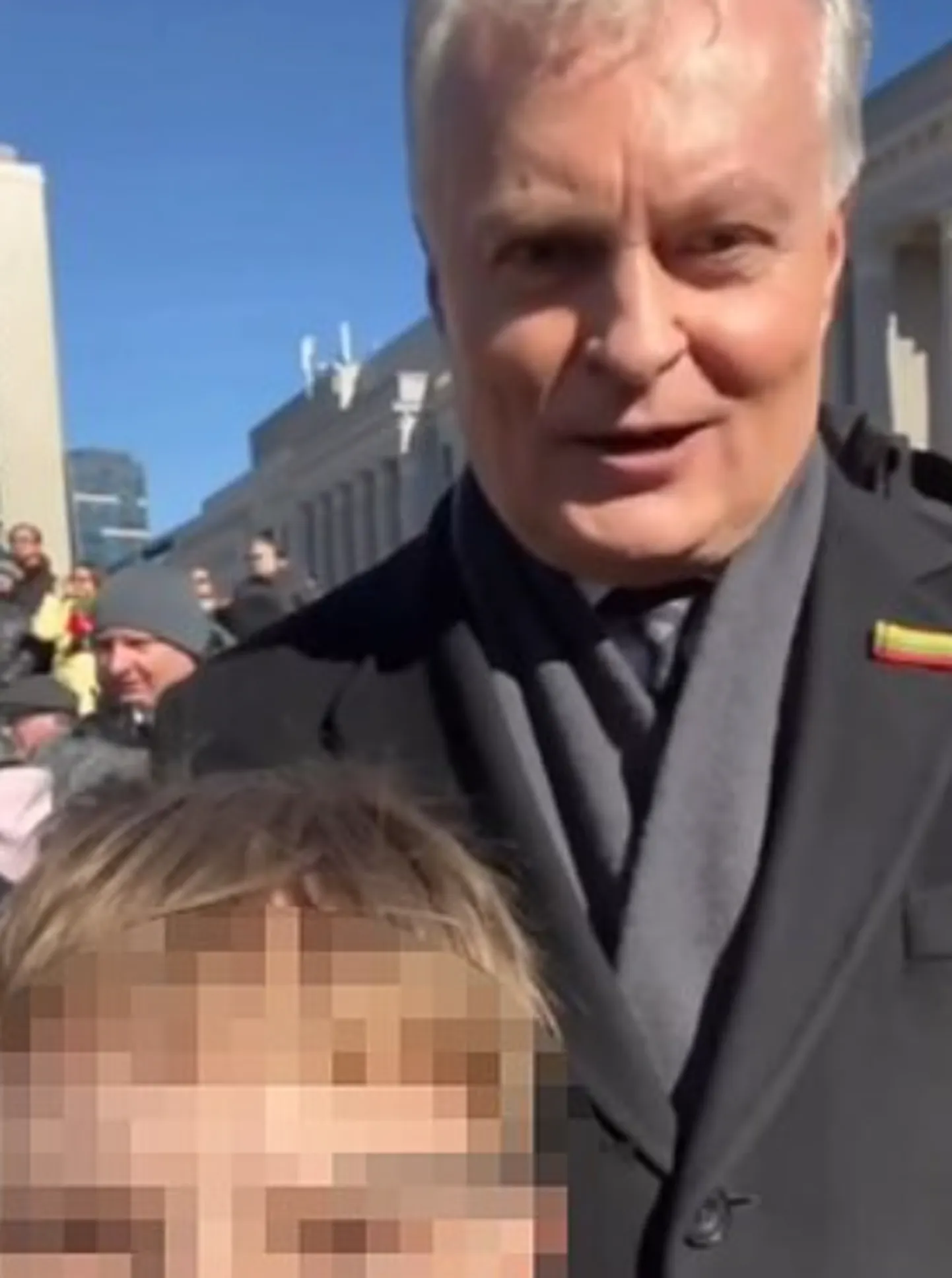 Президент Литвы Гитанас Науседа с мальчиком