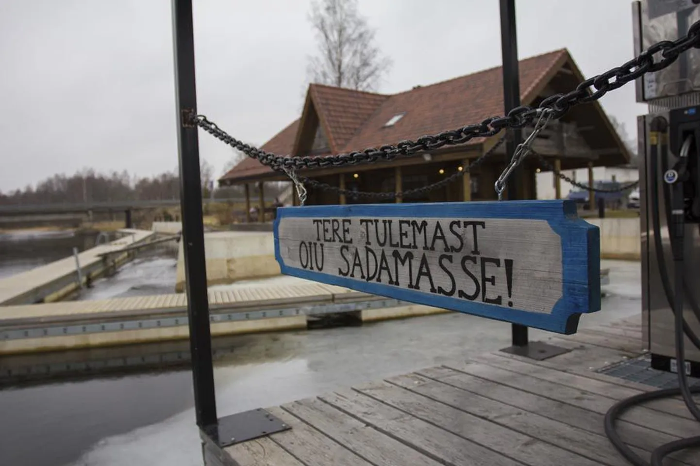 Ettevõtluse arendamise sihtasutuse toel kolm aastat tagasi Oiule rajatud sadamakai ääres on praegu vähe liikumist. Seevastu mais, mil Võrtsjärvel algab haugipüük, kubiseb koht väikestest ja suurtest paatidest.