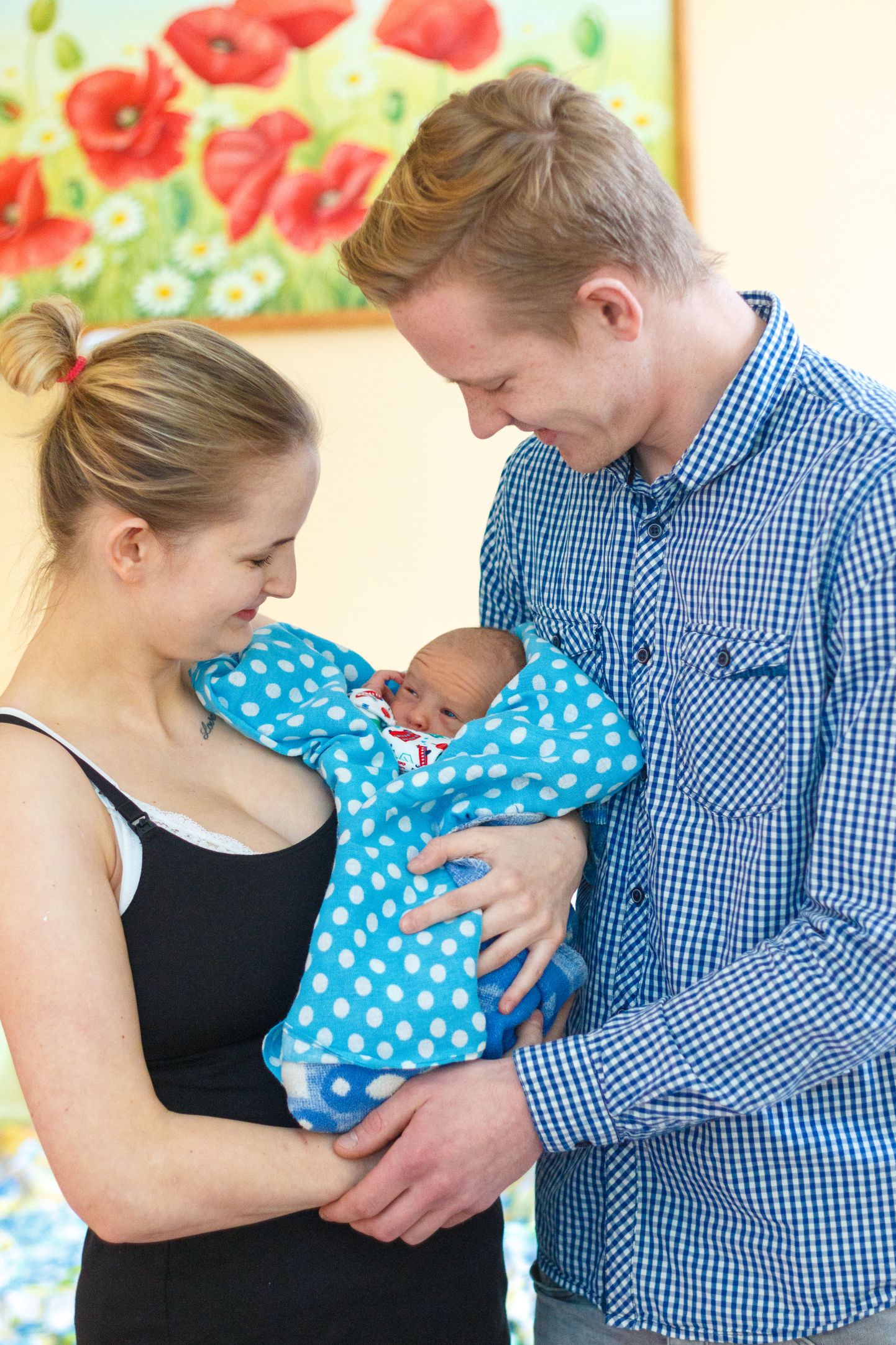 «Tunne on väga super!» ütlesid noored lapsevanemad Kairit Linder ja Kristo Kogger. Pesamuna tuli ilmale uue aasta esimese lapsena Põlva haiglas.