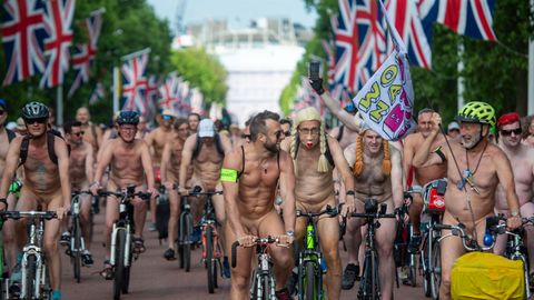Тысячи голых велосипедистов проехали по улицам Лондона