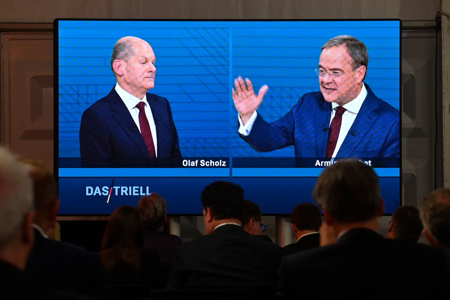 Sociāldemokrāts (SPD) Olafs Šolcs, konservatīvā bloka (CDU/CSU) pretendents Armīns Lašets