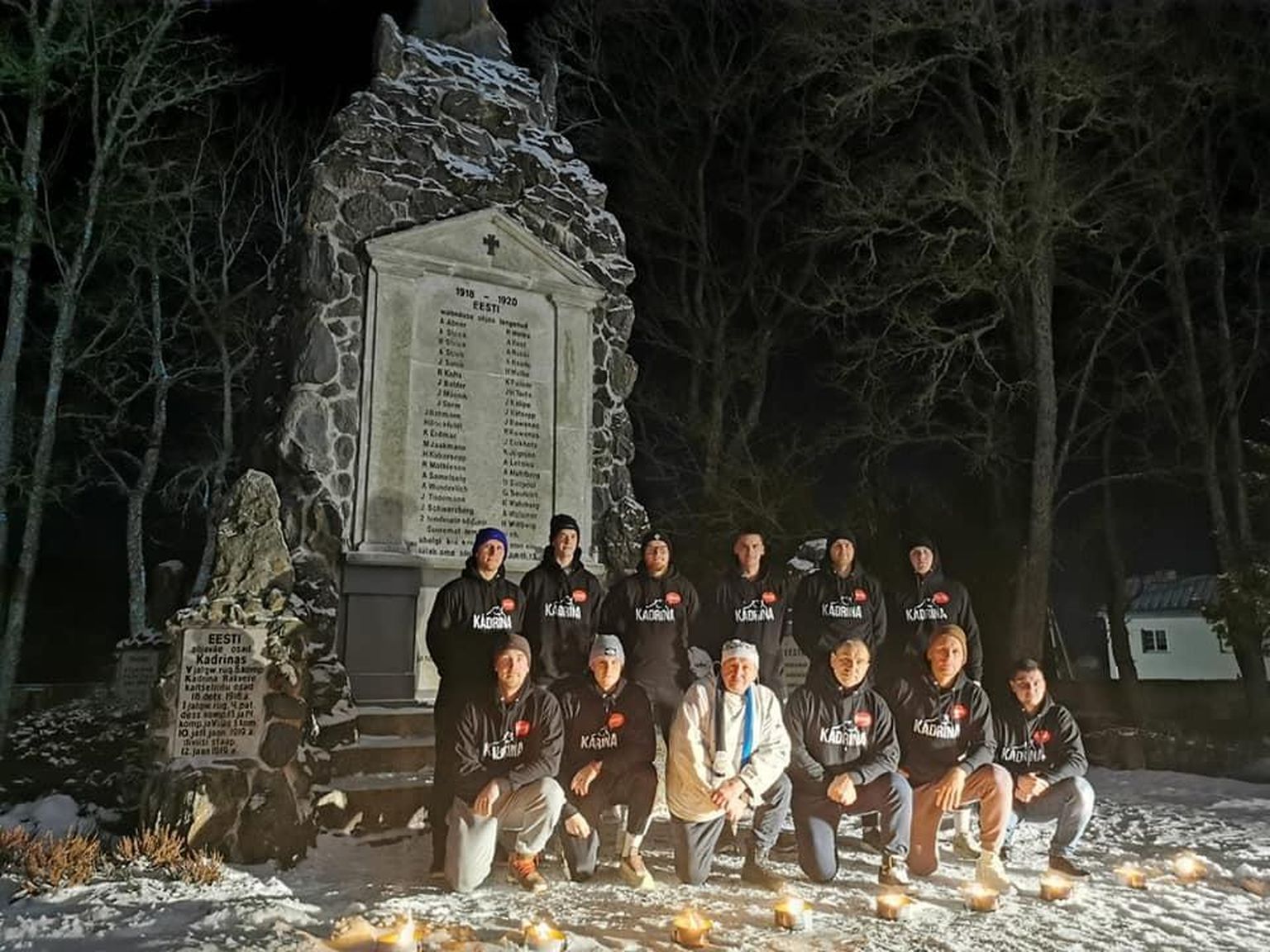 Korvpallimeeskond TERE Kadrina Karud süütas küünlad Tartu rahu 103. aastapäeva puhul Kadrina vabadussõja mälestussamba jalamil.