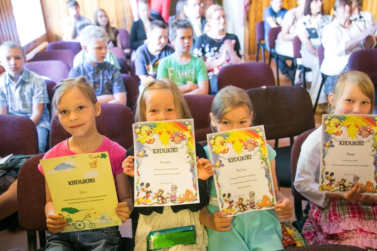 Kõik Peetri kooli 29 eile  pidulikult  lõpetanud last said valla kultuuri- ja hariduskomisjonilt kiidukirja, sest on terve õppeaasta jooksul olnud väga tublid.