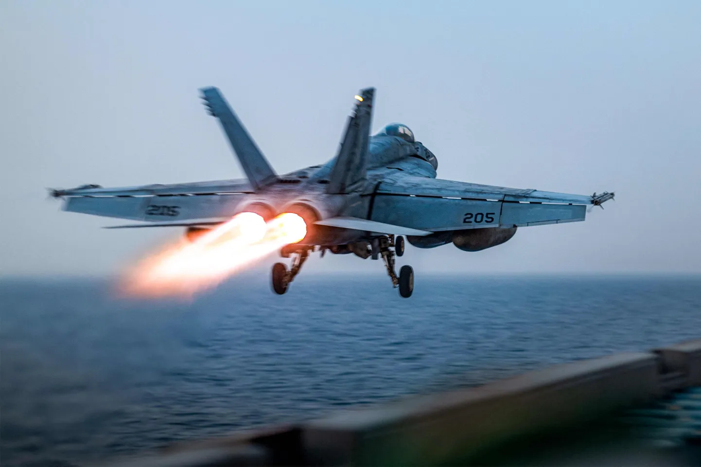 Американский истребитель F/A-18 Super Hornet взлетает с авианосца USS Harry S. Truman. Фото иллюстративное.