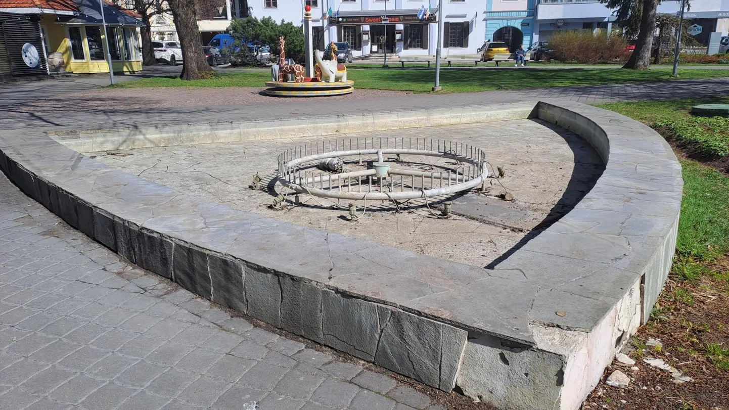 Täna eemaldasid töömehed katte Pärnu Lastepargi purskkaevult.