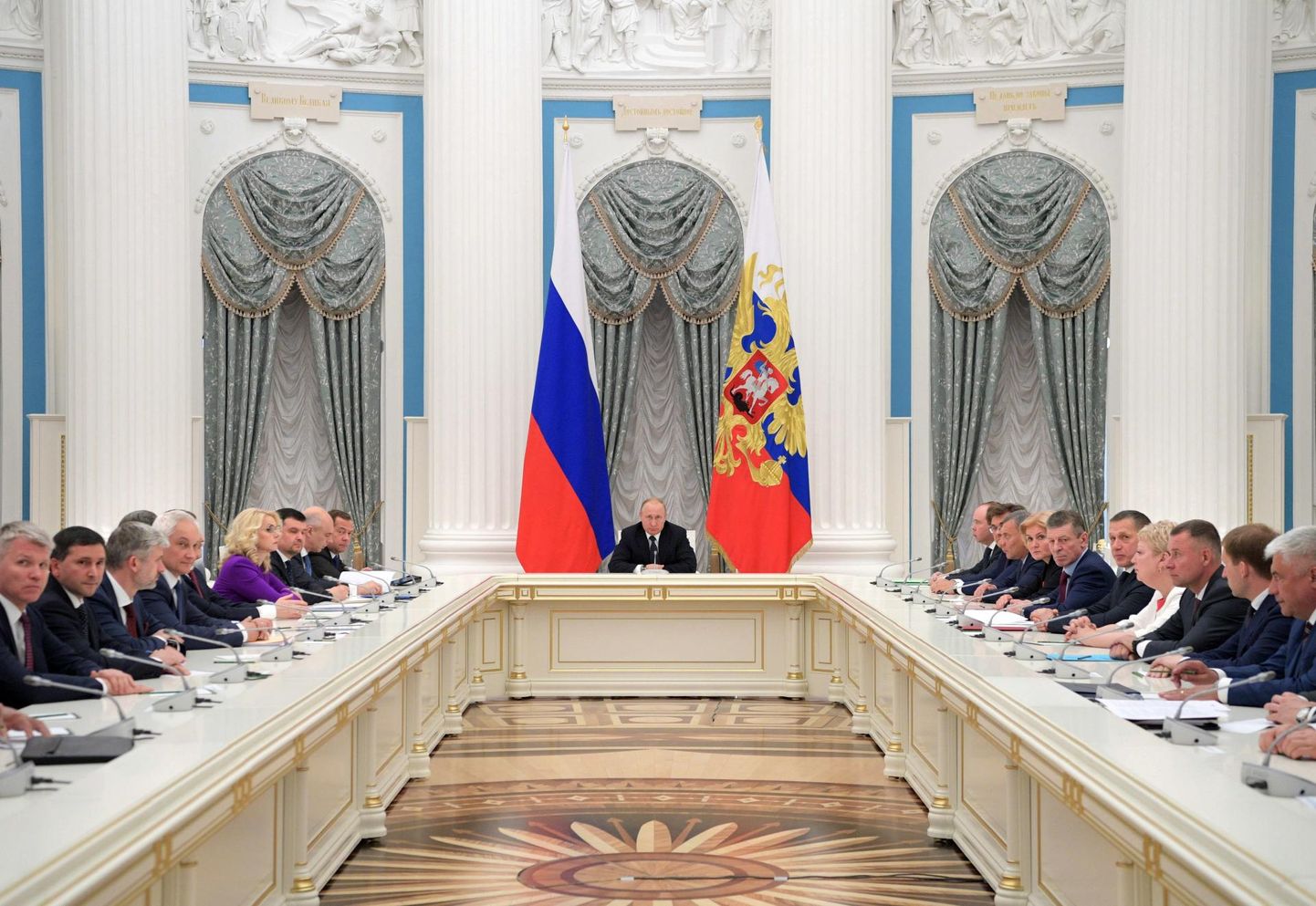 President Vladimir Putin kohtumas uue valitsuse ministritega.