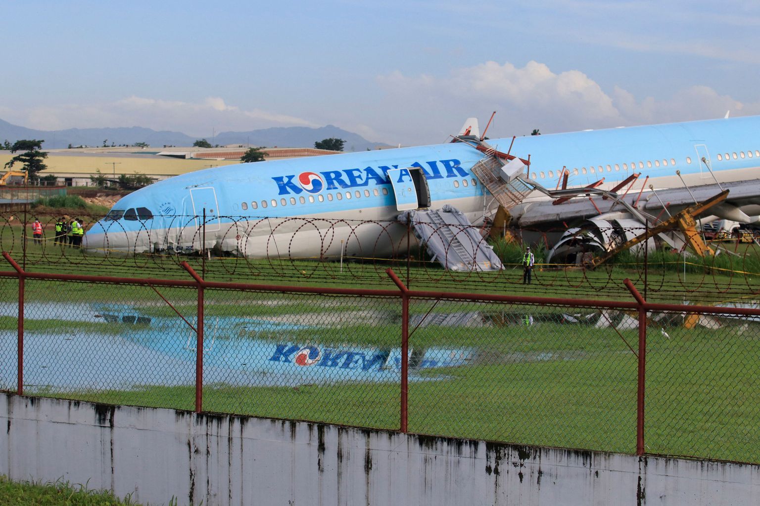 Maandumisrajalt välja sõitnud Korean Airi reisilennuk Filipiinidel Cebu lennuväljal.