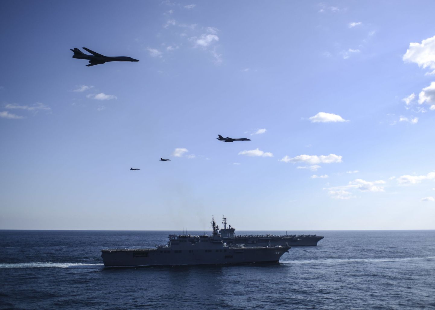 USA mereväe alus Jaapani lähedal.