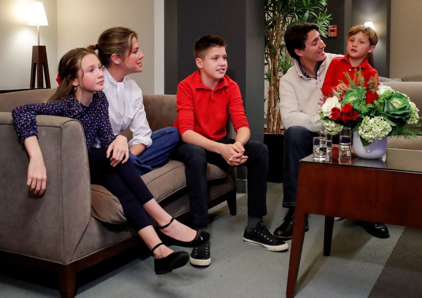 Kanada peaminister Justin Trudeau (paremalt teine) esmaspäeva õhtul oma perekonna keskel valimistulemusi ootamas.