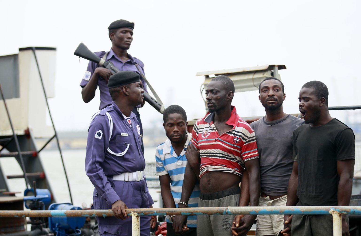Nigeeria mereväe poolt vahistatud piraadid.