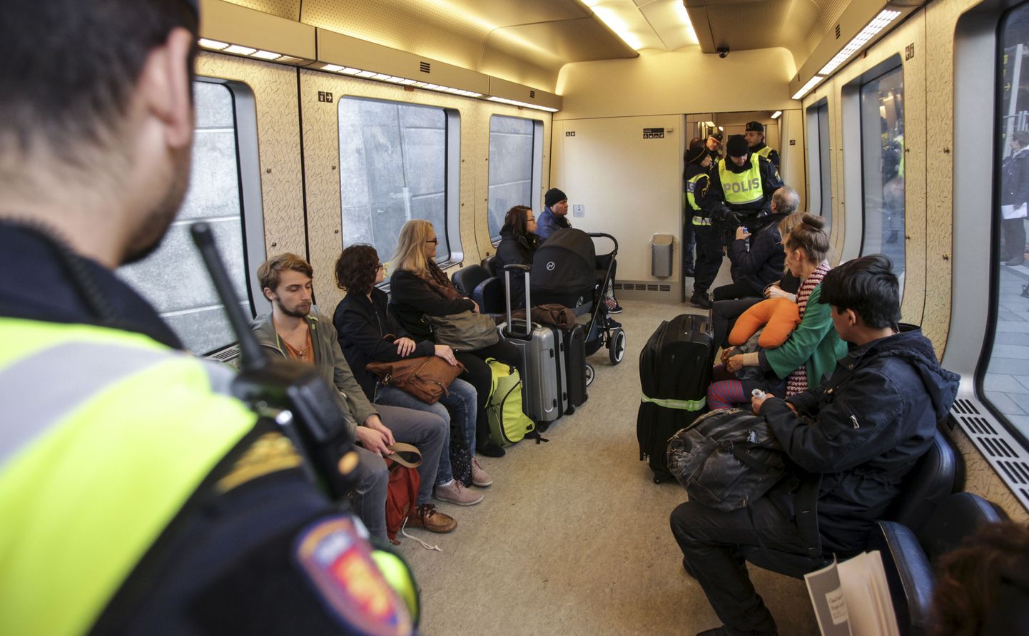 Rootsi politsei kontrollimas Malmös Hyllie raudteejaamas Taanist tulnud rongis olnud reisijaid