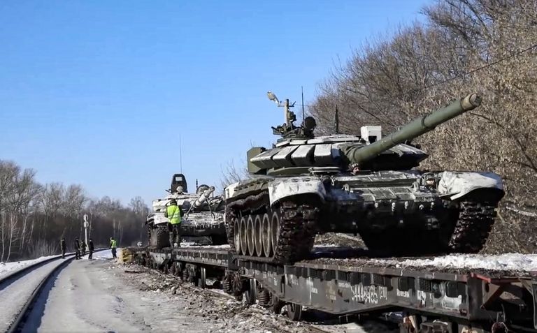 Tankide laadimine platvormvagunitele selle aasta veebruaris Venemaal Voronežis.