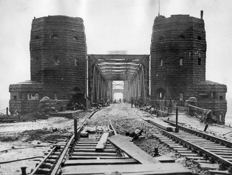 Raudteesild Remageni ja Erpeli vahel 10. märtsil 1945, pärast seda kui liitlasväed olid selle enda kontrolli alla saanud.