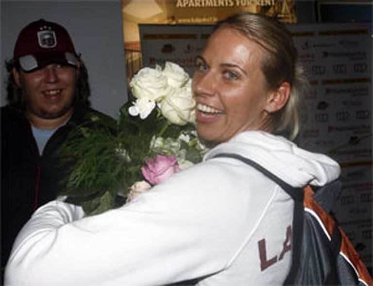 Latvijas valstsvienības MVP Anete Jēkabsone-Žogota tikusi pie sniegbaltām rozēm. 