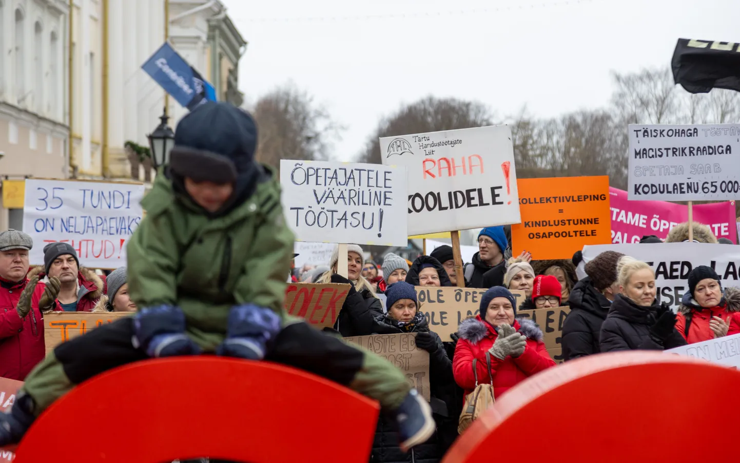 Täna Raekoja platsile kogunenud õpetajate sõnul on palgast olulisemgi saada lahendus ülekoormuse probleemile.