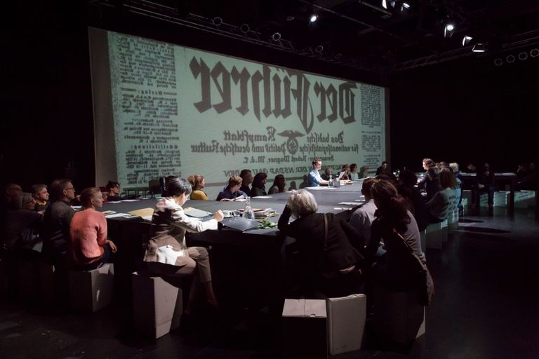 Lavastuses «Komistuskivid» on näitlejad ja publik ühe laua taga, nii muudetakse piletiostjad etenduse osaks – pealvaatajateks, kes sõnatult jälgivad juutide tagakiusamist.