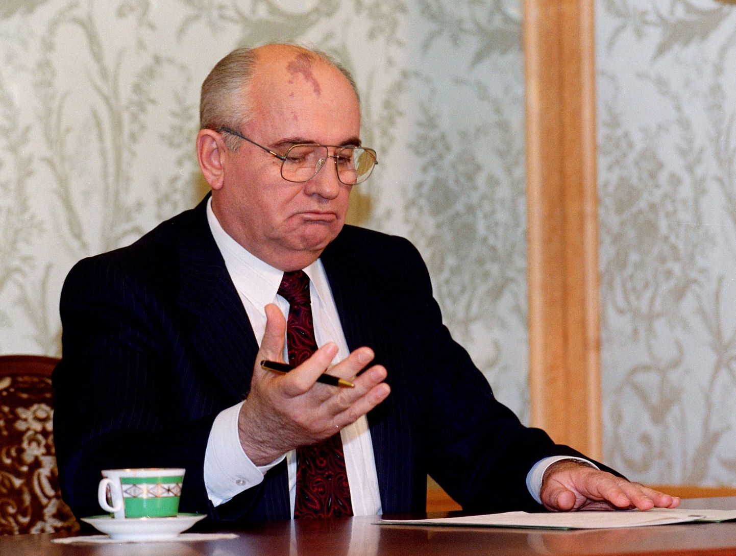 Nõukogude Liidu liider Mihhail Gorbatšov lugemas 25. detsembril 1991 oma tagasiastumisavaldust enne selle allkirjastamist.