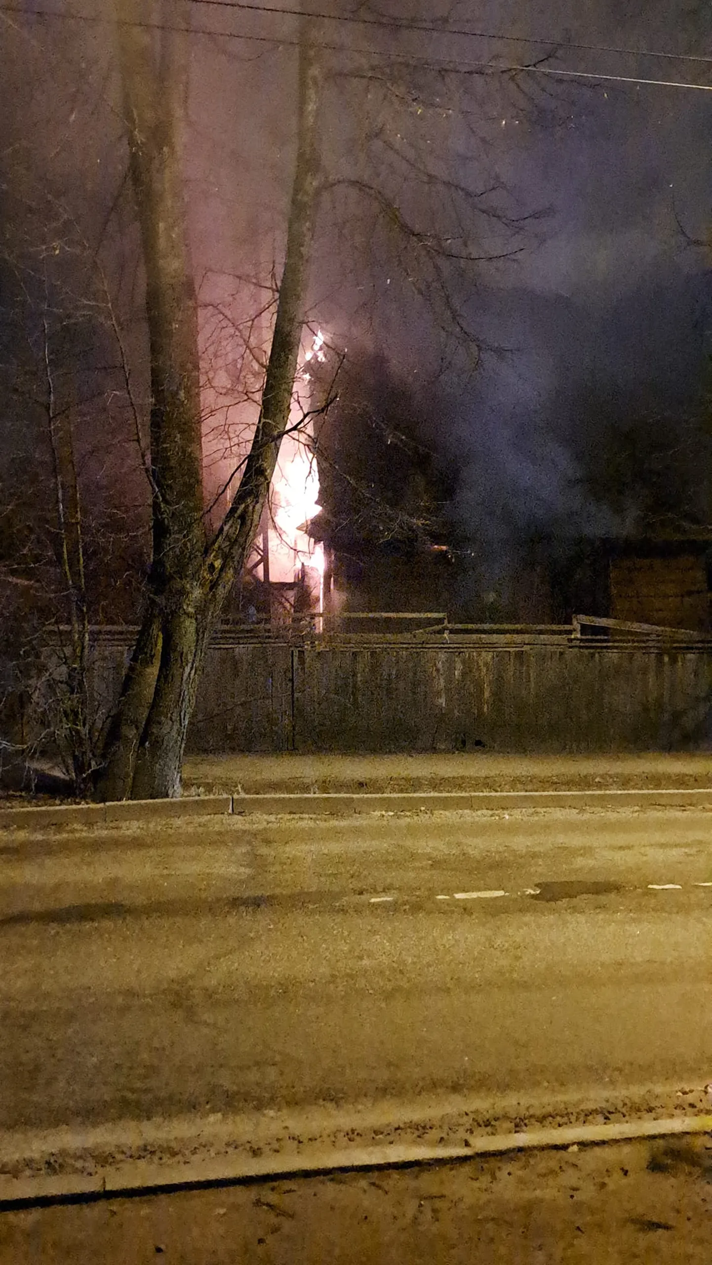 В Торнякалнсе загорелся деревянный дом