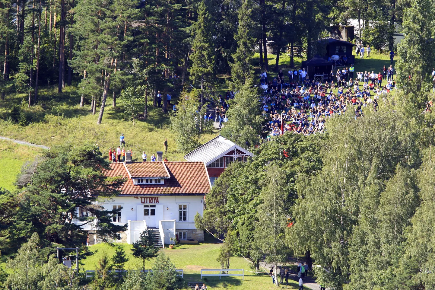 Veresauna ohvrite lähedaste ja sellest eluga pääsenute visiit Utøya saarele.
