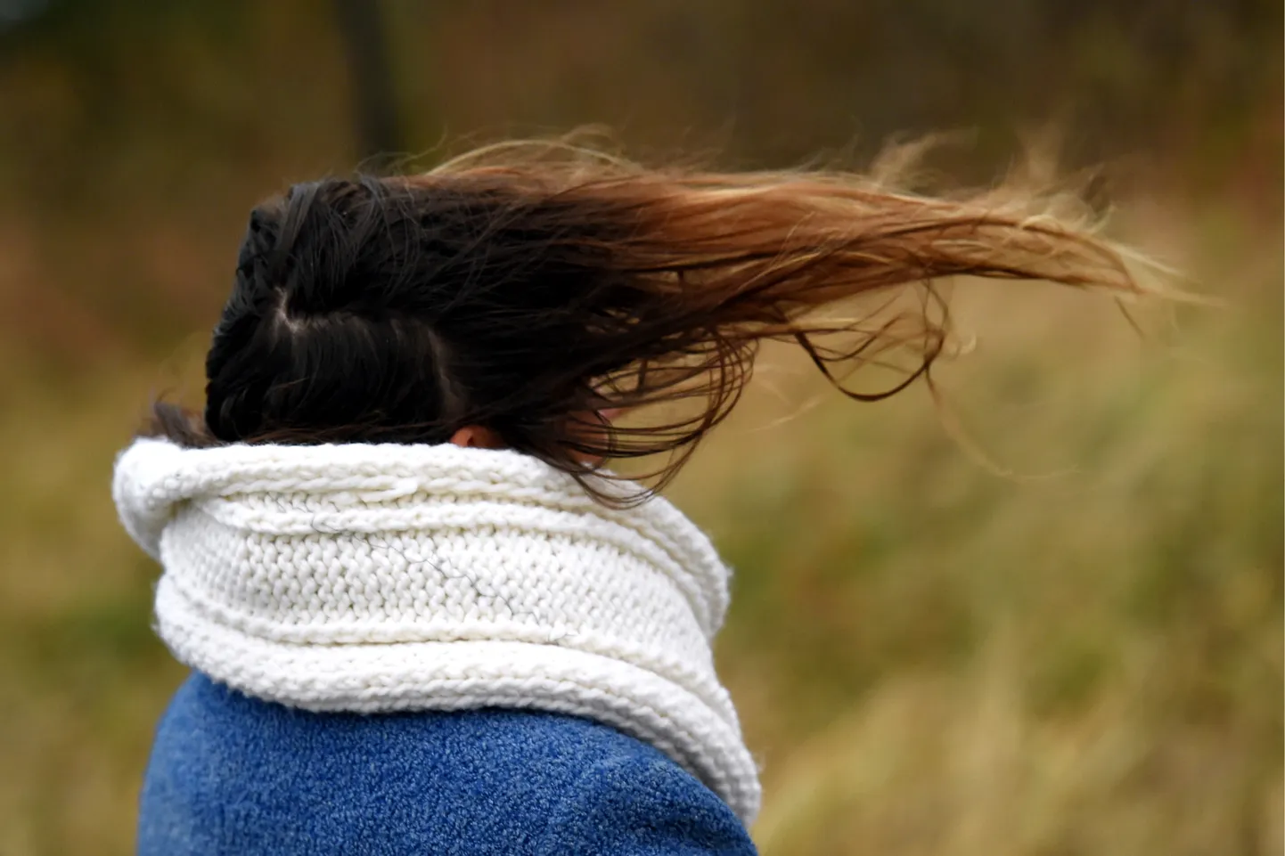 Девушка во время сильного ветра. Иллюстративное фото