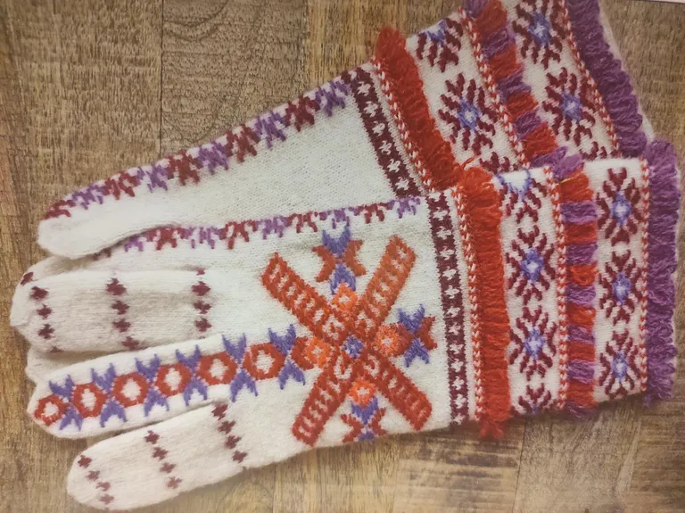 Uhkete roositud kinnaste kudumiseks läheb aega 70 tundi.