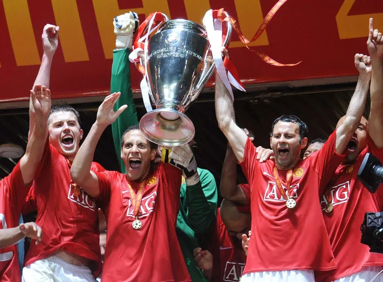2008. aastal võitis Rio Ferdinand (keskel) koos Manchester Unitediga Euroopa Meistrite liiga karika.