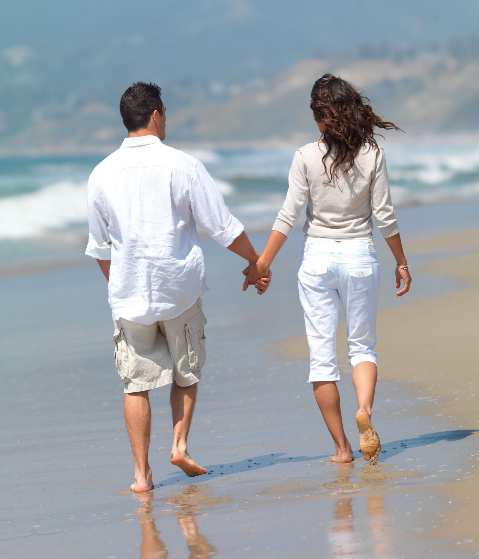 Гуляем с белой. Мужчина и женщина на море. Пара идет по берегу моря. Прогулка у моря. Мужчина и женщина на отдыхе.