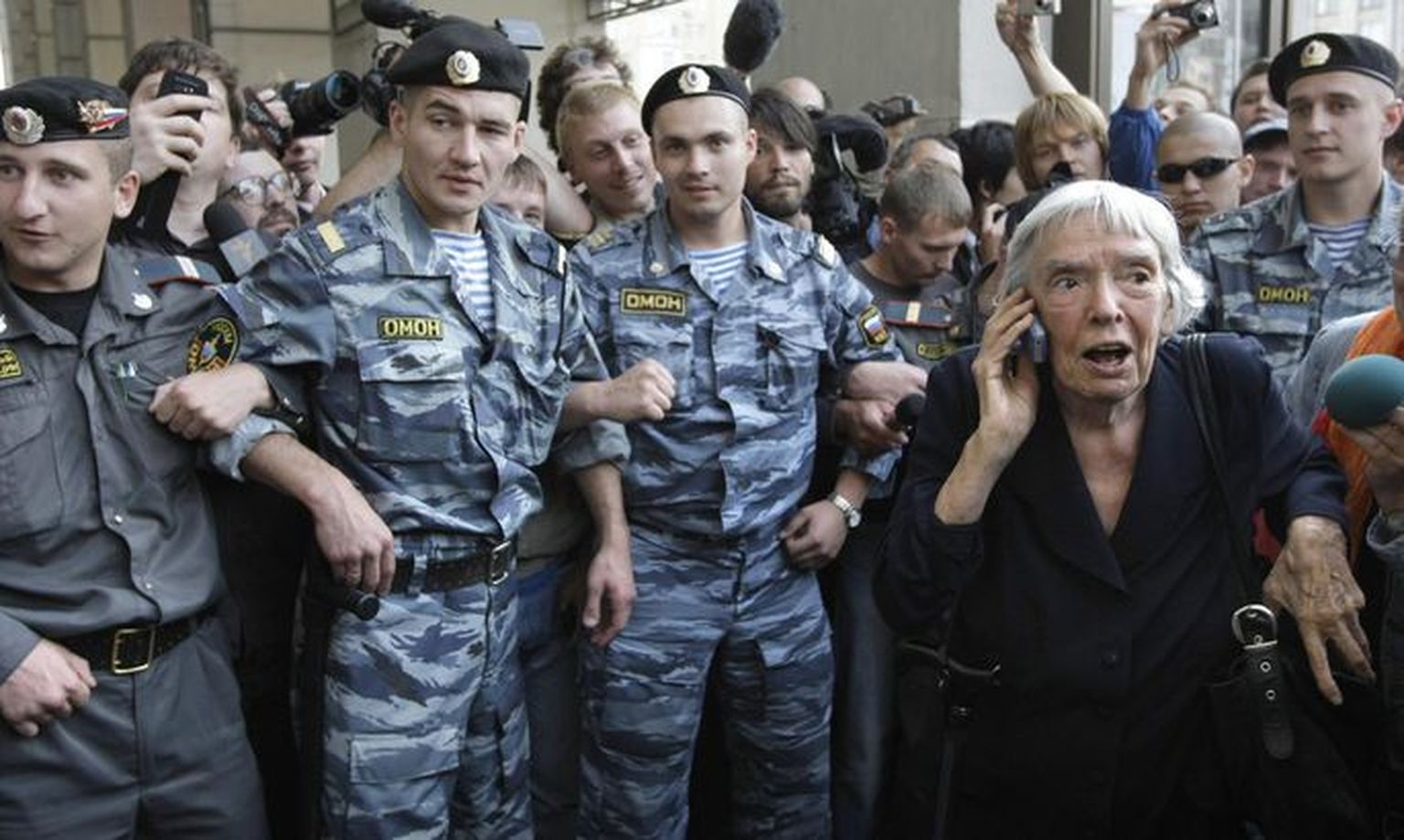 В 2012 году ОМОН задержал тогда 82-летнюю правозащитницу Людмилу Алексееву во время акции протеста против властей и доставил в отделение. Это вызывало недовольство по всему миру.