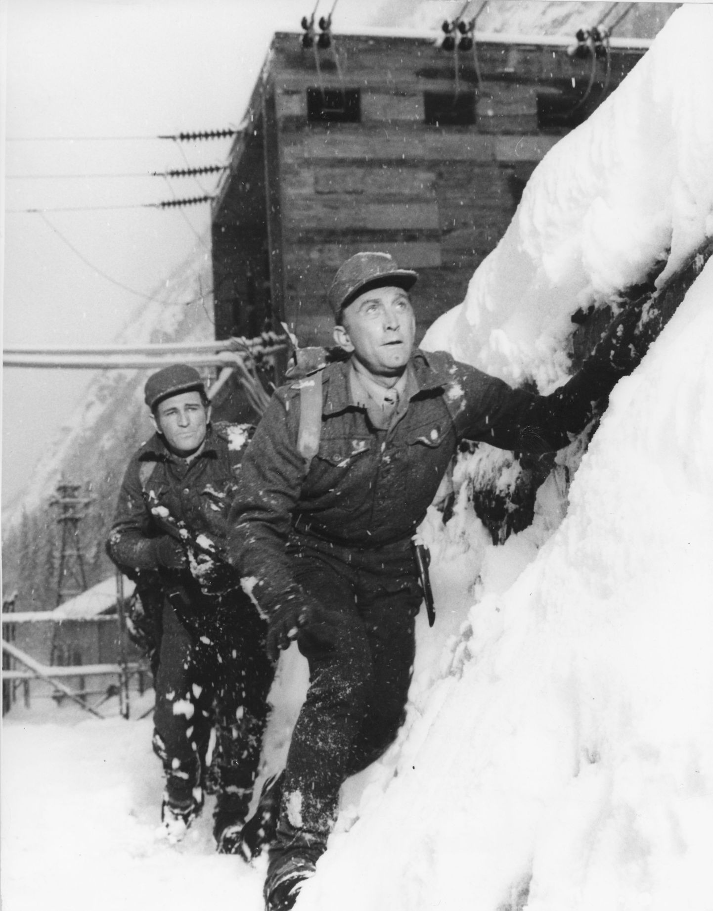 Ricahrd Harris ja Krik Douglas kehastunud Norra vastupanuliikumise võitlejateks 1965. aastal vändatud filmis.