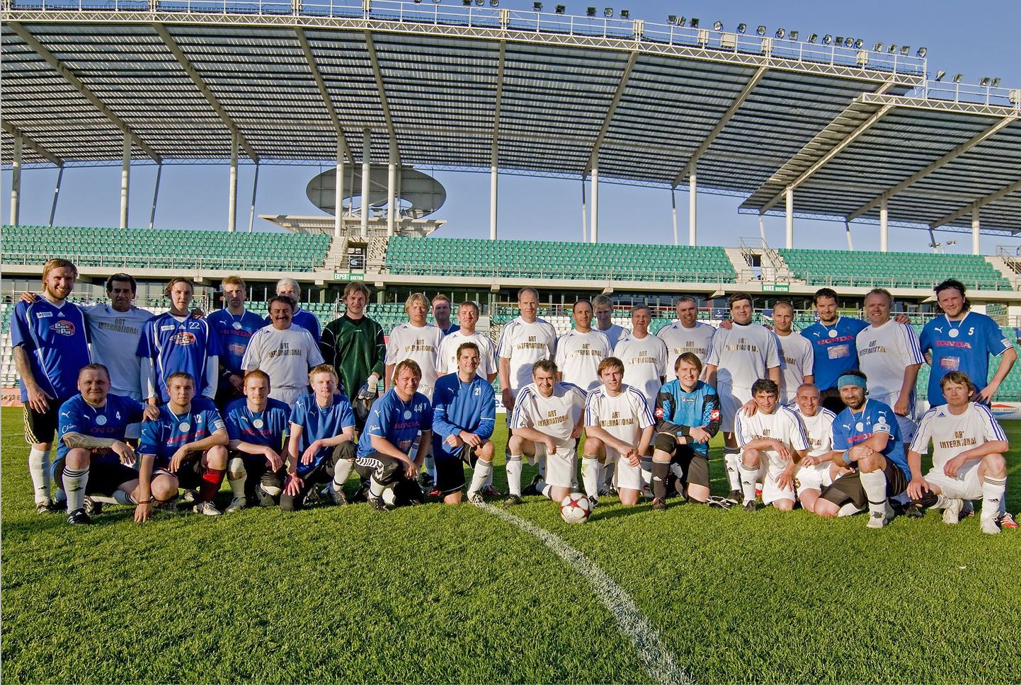 FC Muusikud poseerimas koos kohalike kultuuritegelaste jalkameeskonnaga Art International, mille segavõistkond Soomest ka seekord võidu koju tõi.